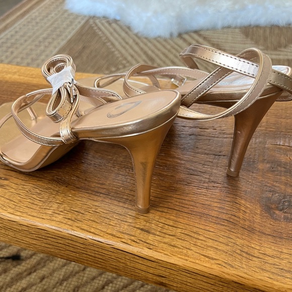 NWOB. Journee Collection Women's Waverlee Dress Sandals. Size 12 - Picture 3 of 8